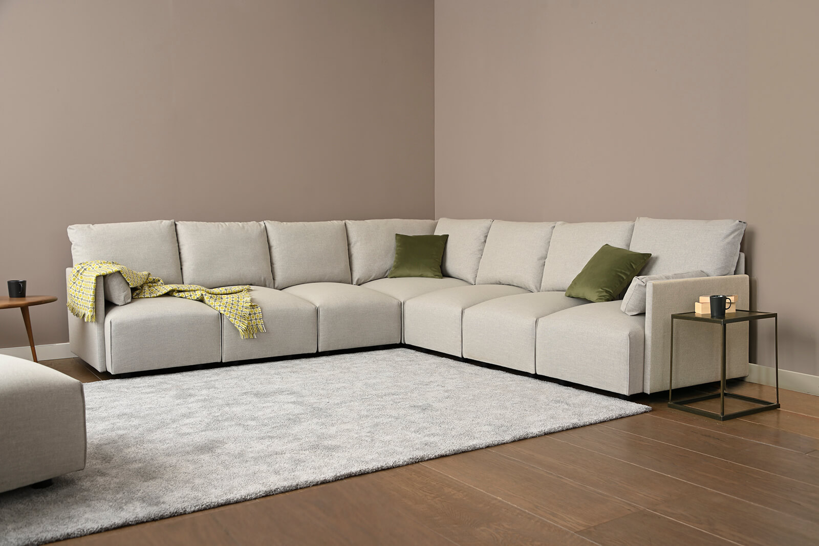 HB04-large-corner-sofa-3q-coconut-4x4-lifestyle