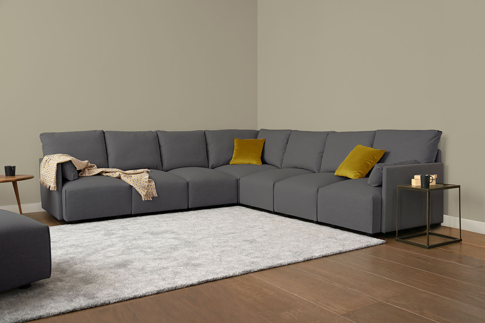 HB04-large-corner-sofa-3q-seal-4x4-lifestyle
